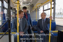 Директор департамента транспорта и связи администрации Нижнего Новгорода Анатолий Гусев (справа) оценил модель нового городского автобуса Нефаз-5299-40-51