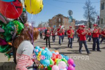 Шествие Первомайской колонны по улице Большая Покровская в Нижнем Новгороде