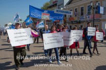 Шествие Первомайской колонны по улице Большая Покровская в Нижнем Новгороде