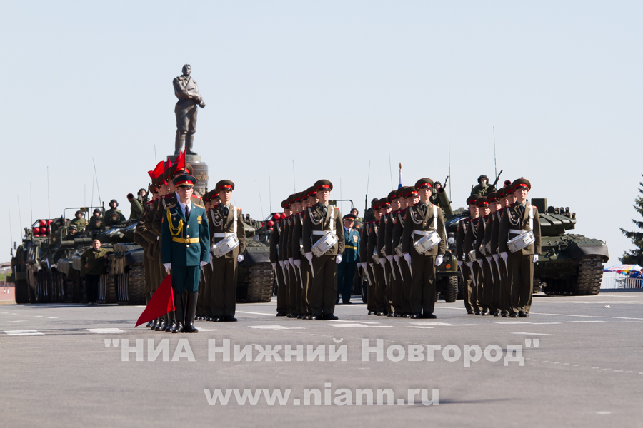 Парад Победы начался на площади Минина и Пожарского в Нижнем Новгороде 9 мая