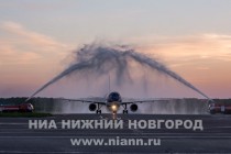 Самолет, по традиции, встречали водяными воротами из брандсбойлеров двух пожарных машин