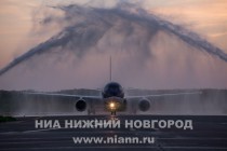 Самолет, по традиции, встречали водяными воротами из брандсбойлеров двух пожарных машин