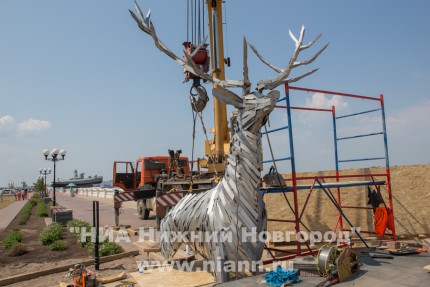 Венгерский скульптор Габор Миклош Жоке начал сборку скульптуры Оленя в Нижнем Новгороде 6 июня