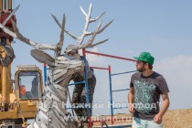 Венгерский скульптор Габор Миклош Жоке начал сборку скульптуры Оленя в Нижнем Новгороде 6 июня