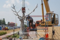 Венгерский скульптор Габор Миклош Жоке начал сборку скульптуры Оленя в Нижнем Новгороде 6 июня