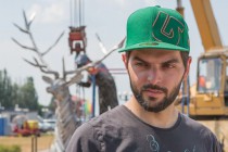 Венгерский скульптор Габор Миклош Жоке начал сборку скульптуры Оленя в Нижнем Новгороде 6 июня