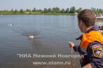 Сотрудники МЧС рассказали и показали наглядно, как пользоваться самым известным средством спасения людей – спасательным кругом, а также рассказали о методе спасения с помощью приспособления с мало кому известным названием – конец Александрова.