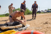 Сотрудники ГИМС показали журналистам, как нужно правильно спасать утопающих