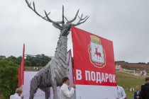 Пятиметровая скульптура Оленя выполнена из стали