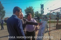 Технический директор ОАО Теплоэнерго Сергей Саванов демонстрирует гендиректору ОАО Теплоэнерго Владимиру Колушову план ремонтных работ