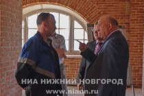 Валерий Шанцев беседует с мастерами, выполняющими работы в Кремле