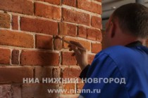 Старая кирпичная кладка Кремля реставрируется вручную