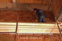 Рабочие реставрируют стены Арсенала