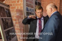 Генеральный директор фирмы-генподрядчика по исполнению реставрационных работ ЗАО СУ-77 Владимир Молоканов знакомит Валерия Шанцева с планом реконструкции