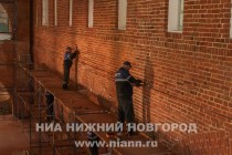 Рабочие реставрируют стены Арсенала