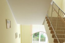 Лестница между этажами в школе