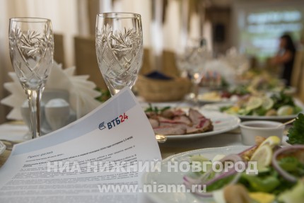 Кулинарный мастер-класс для журналистов и предпринимателей провели управляющий ВТБ24 в Нижегородской области Георгий Гречин и уполномоченный по защите прав предпринимателей в Нижегородской области Павел Солодкий