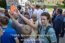 Молодежь воспользовалась случаем, чтобы сделать селфи с главой региона