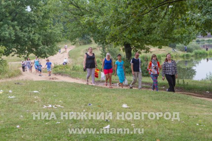 Акция AntiСвин по сбору мусора прошла на берегу Лунского озера Сормовского района Нижнего Новгорода