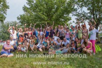 Участники акции AntiСвин по сбору мусора на берегу Лунского озера Сормовского района Нижнего Новгорода