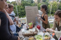 Заведение Гай Ричбич угощало посетителей несладкими кексами с тунцом и сладким перцем или брынзой и базиликом