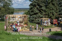В фестивале Большие гости приняли участие более 30 магазинов и дизайнеров с украшениями, одеждой, игрушками, предметами интерьера