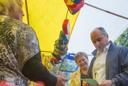 Глава администрации Нижнего Новгорода Олег Кондрашов посетил выставку-ярмарку Школьный базар на площади у кинотеатра Россия в Ленинском районе