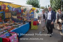 Глава администрации Нижнего Новгорода Олег Кондрашов посетил выставку-ярмарку Школьный базар на площади у кинотеатра Россия в Ленинском районе
