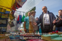 Глава администрации Нижнего Новгорода Олег Кондрашов посетил выставку-ярмарку Школьный базар на площади у кинотеатра Россия в Ленинском районе