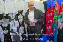 Глава администрации Нижнего Новгорода Олег Кондрашов посетил выставку-ярмарку Школьный базар на площади у кинотеатра Россия в Ленинском районе