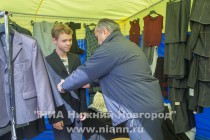 Глава администрации Нижнего Новгорода Олег Кондрашов посетил выставку-ярмарку Школьный базар на площади у кинотеатра Россия в Ленинском районе