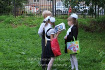 Школьники проводят время во дворе