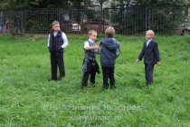 Школьники проводят время во дворе