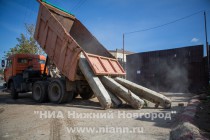 Садоводы Родника перекрыли бетонными блоками въезд машинам с мусором на  территорию товарищества