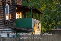 Деревянный ассамбляж на жилом доме в Нижнем Новгороде