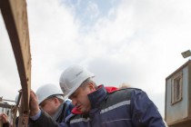 Во время осмотра строительной площадки на улице Бетанкура глава администрации города Олег Кондрашов дал старт работам по выносу канализационного коллектора из зоны строительства станции Стрелка