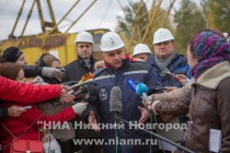 Глава администрации Нижнего Новгорода Олег Кондрашов (в центре) проверил ход работ по реконструкции участка канализационного коллектора в районе будущей станции метро Стрелка