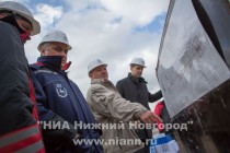 Глава администрации Нижнего Новгорода Олег Кондрашов (второй слева) рассматривает схему работ по реконструкции участка канализационного коллектора в районе будущей станции метро Стрелка