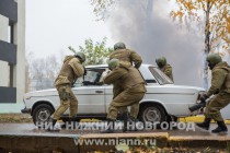Бойцы спецподразделений в ходе показательных выступлений продемонстрировали уровень своей подготовки, с применением бронетехники, вертолёта и светошумовых устройств