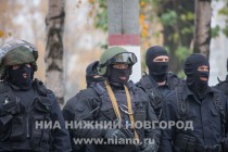 Бойцы спецподразделений в ходе показательных выступлений продемонстрировали уровень своей подготовки, с применением бронетехники, вертолёта и светошумовых устройств