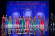 Дефиле участниц конкурса в вечерних платьях с узорами в стиле городецкой и хохломской росписи из новой коллекции Иволга