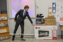 Руководство медийного центра лицея №8 обратилось к депутату за помощью в усовершенствовании материально-технической базы, и депутат Александр Котюсов подарил им профессиональную видеокамеру, а также телевизор.