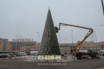На площадке около ТЦ Фантастика завершаются работы по украшению искусственной новогодней елки