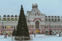 Перед Нижегородской ярмаркой уже установлена и украшена новогодняя ель