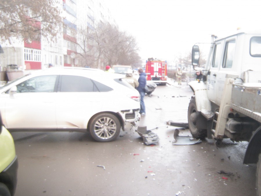 Женщина-водитель автомобиля Lexus пострадала в ДТП с участием автовышки в Нижнем Новгороде 9 декабря