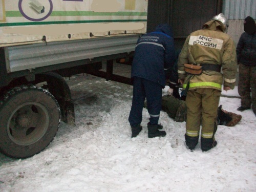 Два человека пострадали в результате наезда на них грузовика на территории производственной базы в Нижнем Новгороде 12 декабря