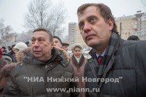 Сын академика Дмитрий Сахаров и  создатель памятника – скульптор Алексей Щитов (слева направо)