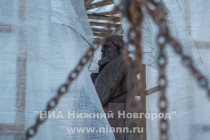 Монтаж памятника Николаю Бугрову в Нижнем Новгороде