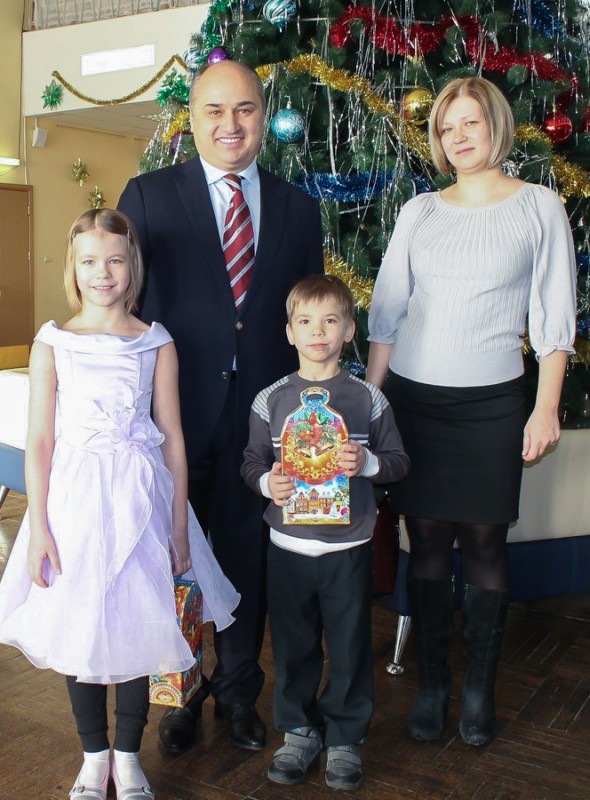Глава администрации Нижнего Новгорода Олег Кондрашов поздравил детей из многодетных и малообеспеченных семей с новогодними праздниками 26 декабря