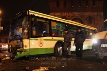 ДТП с участием пассажирского автобуса-гармошки и автомобиля Toyota Land Cruiser на площади Минина в Нижнем Новгороде